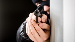 Достал пистолет и угрожал взорвать здание: Что известно о мужчине, ограбившем банк в Ленобласти