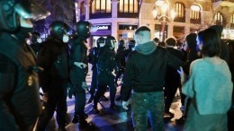 Разбивали витрины и жгли баки: Волна протестов прокатилась по Каталонии