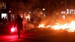 Видео: Полицейские применяют резиновые пули и дубинки против митингующих в Испании