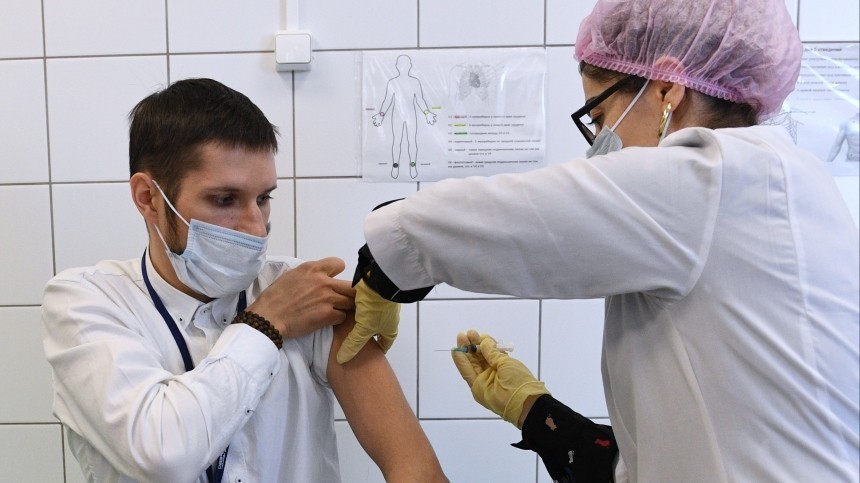 В Москве начались испытания вакцины против коронавируса «Спутник Лайт»