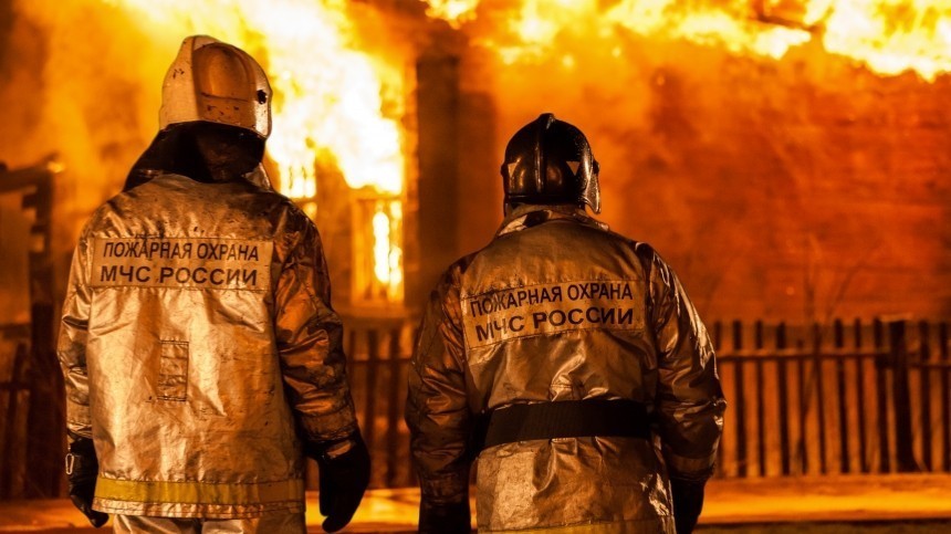 Цех с баллонами полыхает в Петербурге