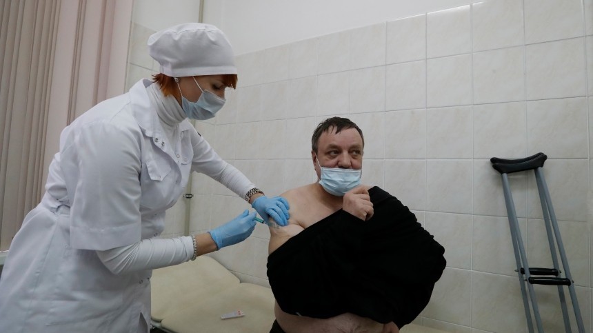 Когда стоит вакцинироваться переболевшим COVID-19 россиянам? — отвечает вирусолог