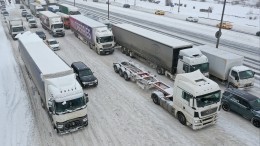 Метели и снегопады провоцируют транспортные коллапсы по всей России