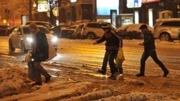 Видео: дороги в Москве превратились в озера и бурлящие реки