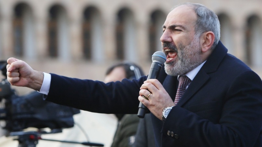 Пашинян снова потребует отставки главы Генштаба ВС Армении