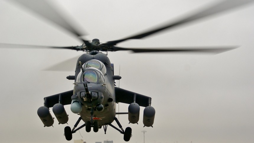 Экипаж вертолета Ми-35, вынужденно севшего в Сирии, доставили на аэродром