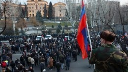 Противники Пашиняна ворвались в правительственное здание в центре Еревана