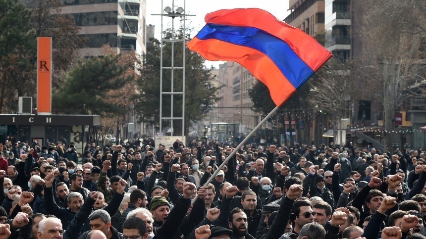 Демонстранты ворвались в здание районной администрации Еревана