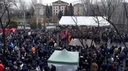 Сторонники и противники Пашиняна собрались в Ереване