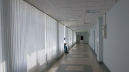 Потолочные балки посыпались на головы посетителей областной больницы Сахалина