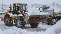 Достойны награды: Экскаваторщики больше суток вызволяли машины из снежного плена