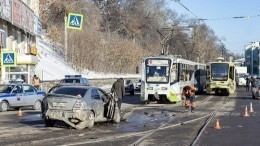 Неуправляемый трамвай в Иркутске снес девять автомобилей — видео