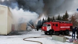 Видео мощного пожара, охватившего склад под Оренбургом на площади 3000 квадратных метров