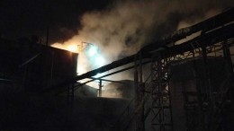 Видео: Емкости с нефтью горят на заводе имени Менделеева в Ярославской области