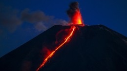 Фантастические кадры извержения вулкана Ключевская Сопка на Камчатке