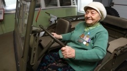 «Железная бабушка» Мария Колтакова освоила танк в 99 лет