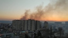 Видео: Жилой многоквартирный дом полыхает в центре Анапы