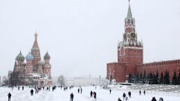 Видео: москвич пробежался голым по Красной площади, начитавшись Достоевского