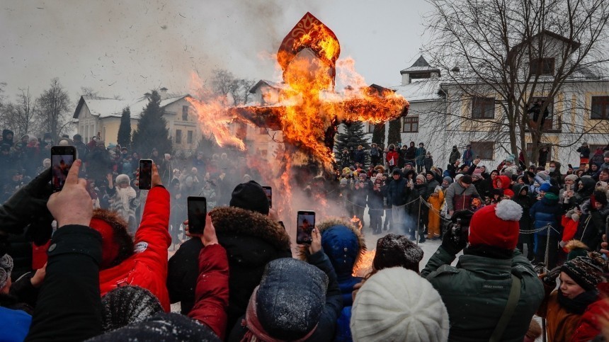 Провожали зиму — сожгли замок: как в регионах России отметили Масленицу