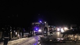 Три человека погибли и двое пострадали в жестком ДТП на Урале — видео