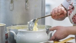 Повар в школьной столовой Перми готовит голыми руками — видео