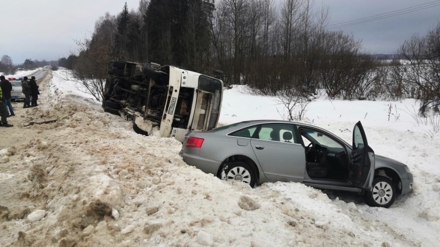 Автобус с 11 пассажирами перевернулся на трассе в Ивановской области