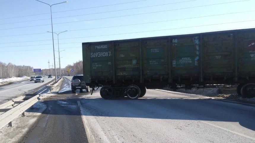 Железнодорожный вагон сошел с рельсов и перекрыл дорогу в аэропорт в Тюмени — кадры с места