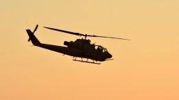 Открытая тренировка: парашютист зацепился за хвост вертолета в Чите — видео