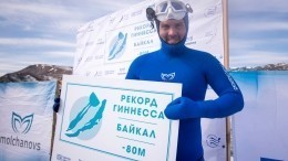 Российский фридайвер установил рекорд Гиннесса, нырнув на 80 метров подо льдом Байкала