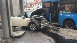 В Москве автоледи протаранила автобус. Трое пострадали — видео