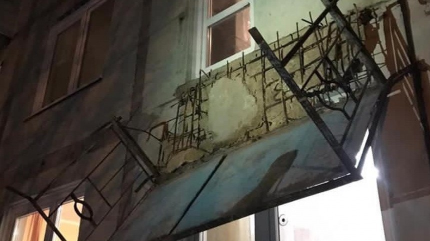 Балкон с людьми обрушился в Калужской области