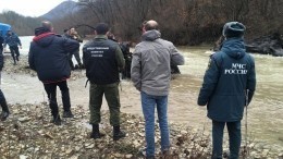 Видео с места падения УАЗа с семьей в реку на Кубани, где погибли два человека