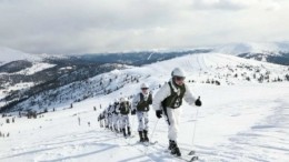 Военные установили на вершине Западного Саяна баннер с благодарностью врачам