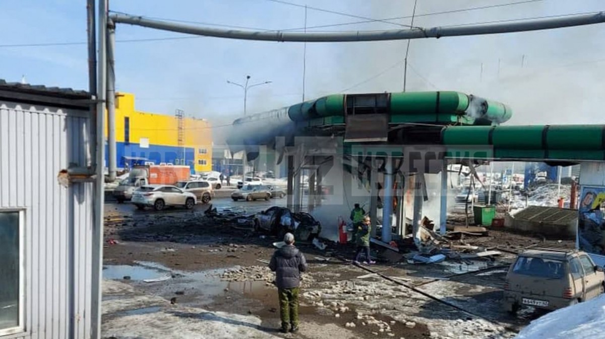 Громкий хлопок и дымовая завеса: момент взрыва автозаправки в Новокузнецке  попал на видео