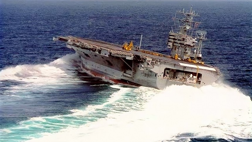 Авианосец ВМФ США показал экстремальный дрифт в открытом море — фото