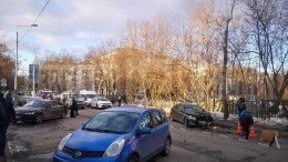 Водитель Mercedes сбил двух пешеходов и скрылся с места ДТП в Москве — видео