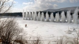 Видео: саперы начали красочно взрывать лед по всей России