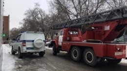 Видео: Соседи через балкон вытащили подростка с дымящейся спиной из полыхающей квартиры