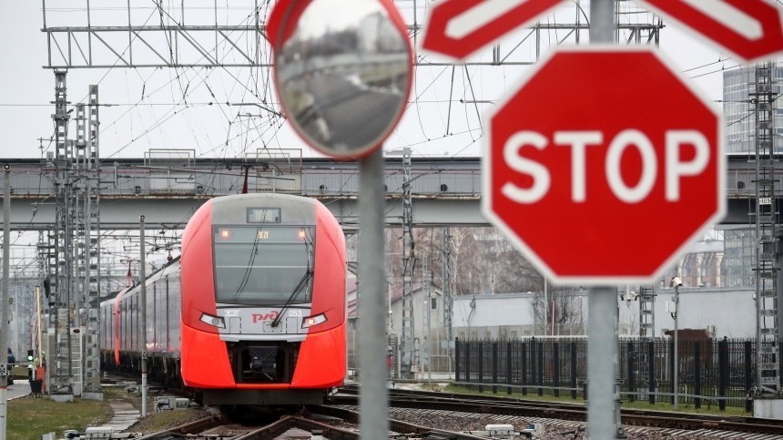 «Ласточка» сбила троих на юге Москвы: двое погибли, третьего затянуло под поезд