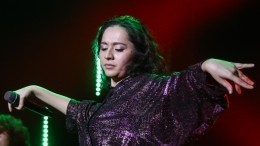 Певице Manizha пожелали разбиться на самолете по пути на «Евровидение»
