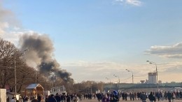 Черный дым заволок небо: мощный пожар охватил склад в центре Москвы