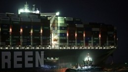 Перекрывший Суэцкий канал контейнеровоз могут снять с мели ночью