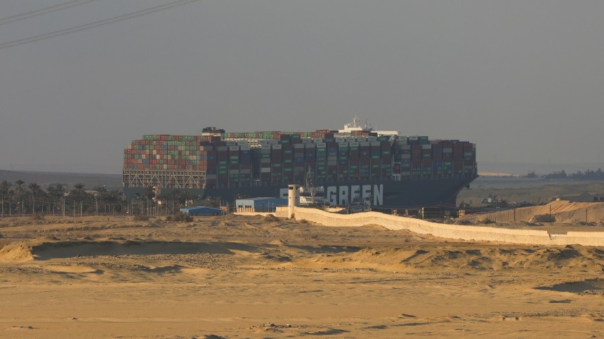 Президент Египта поручил разгрузить застрявший контейнеровоз Ever Given