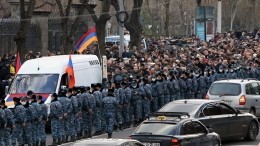 В Армении оппозиция требует полностью лишить власти Пашиняна