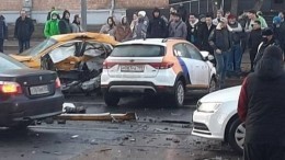 Уходил от полиции: каршеринг влетел в такси в Москве, двое погибли — видео