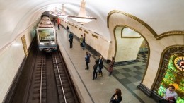 Неравнодушный москвич спас упавшую на рельсы в метро девушку — видео