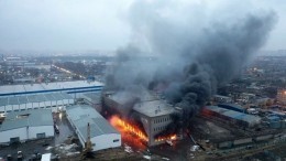 Видео: склад в Люберцах полыхает на площади в пять тысяч «квадратов»