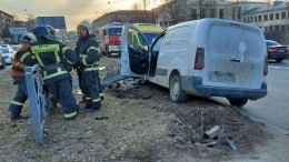 Минивэн влетел в иномарку и следом снес петербурженку со светофором — видео (18+)