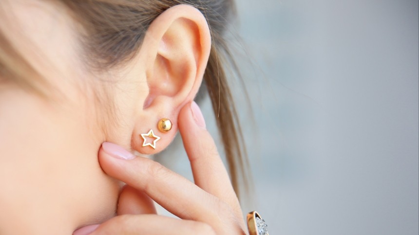 Придется бежать к врачу: почему опасно прокалывать уши