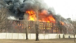 Видео с оказанием первой помощи пожарному во время ЧП на «Невской мануфактуре» в Петербурге